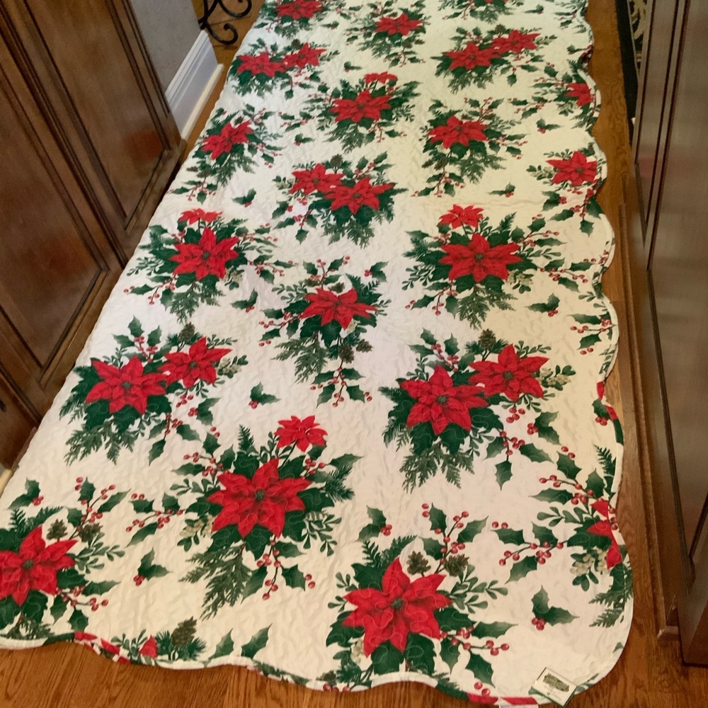 Poinsettia Quilt Topper Scalloped Edge Multi Color Size 86 X 86
